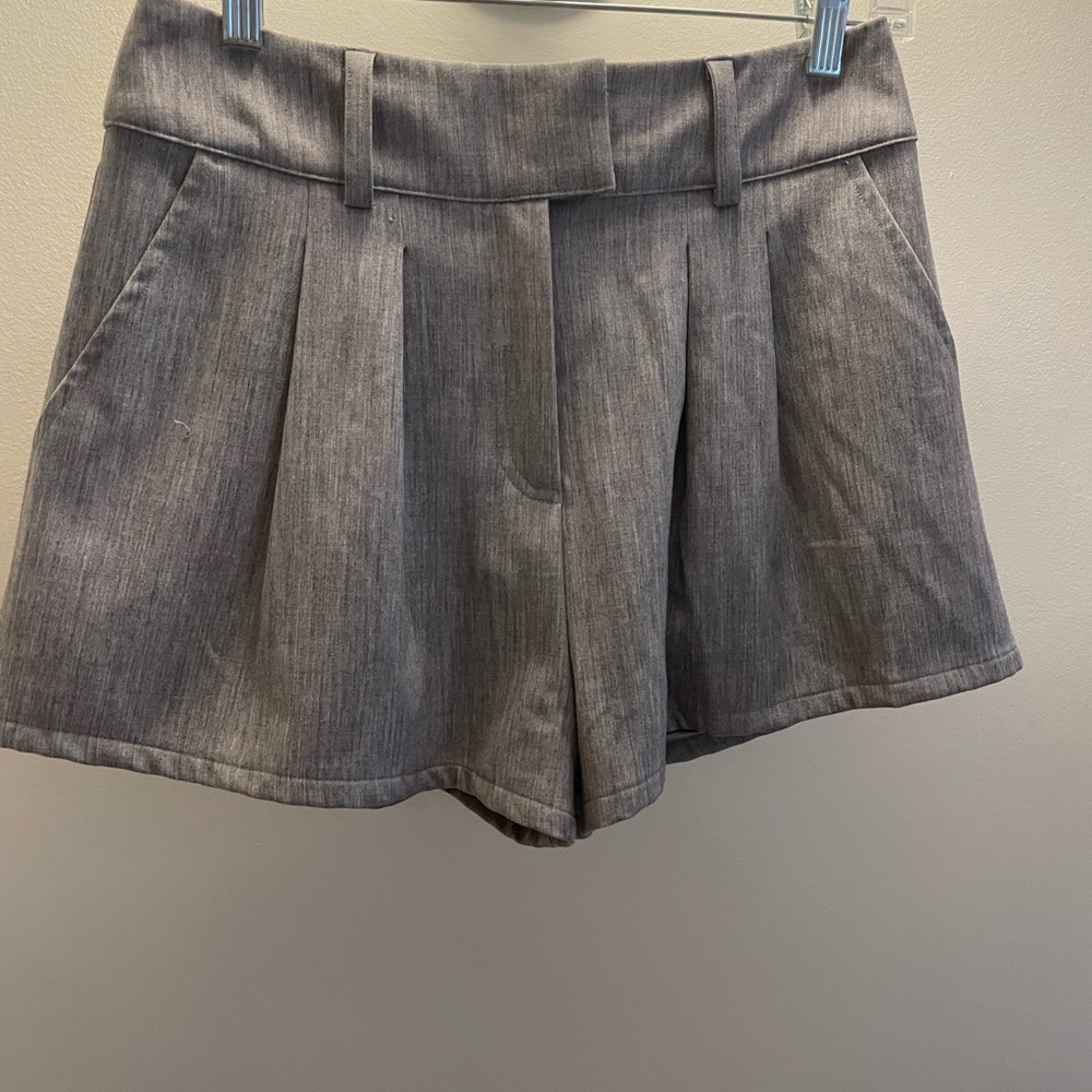 Lovers + Friends Gray Pleated Shorts, S